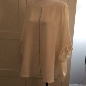 Net. White blouse with sparkle and pleated sleeves
